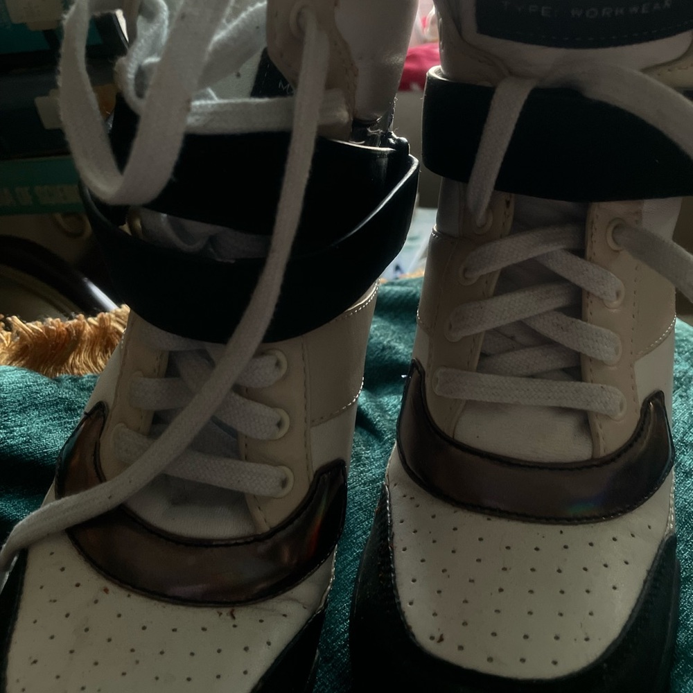 Used sneakers in excellent condition! Limited usage